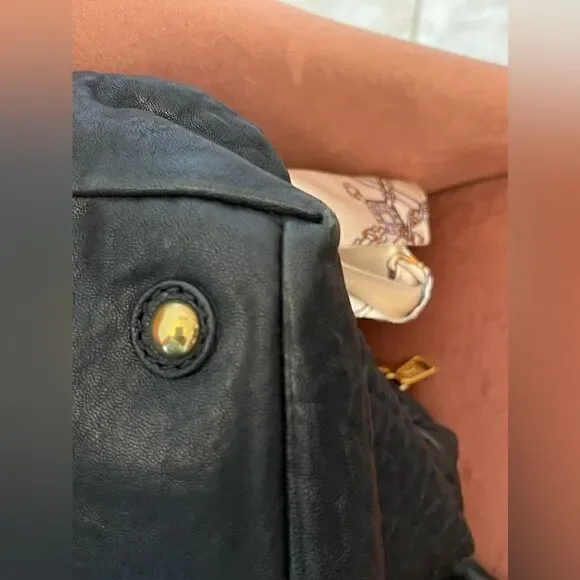 Yves Saint Laurent Black Leather Easy Bag. Lambskin leather. 9.5 out of 10. - Picture 12 of 16